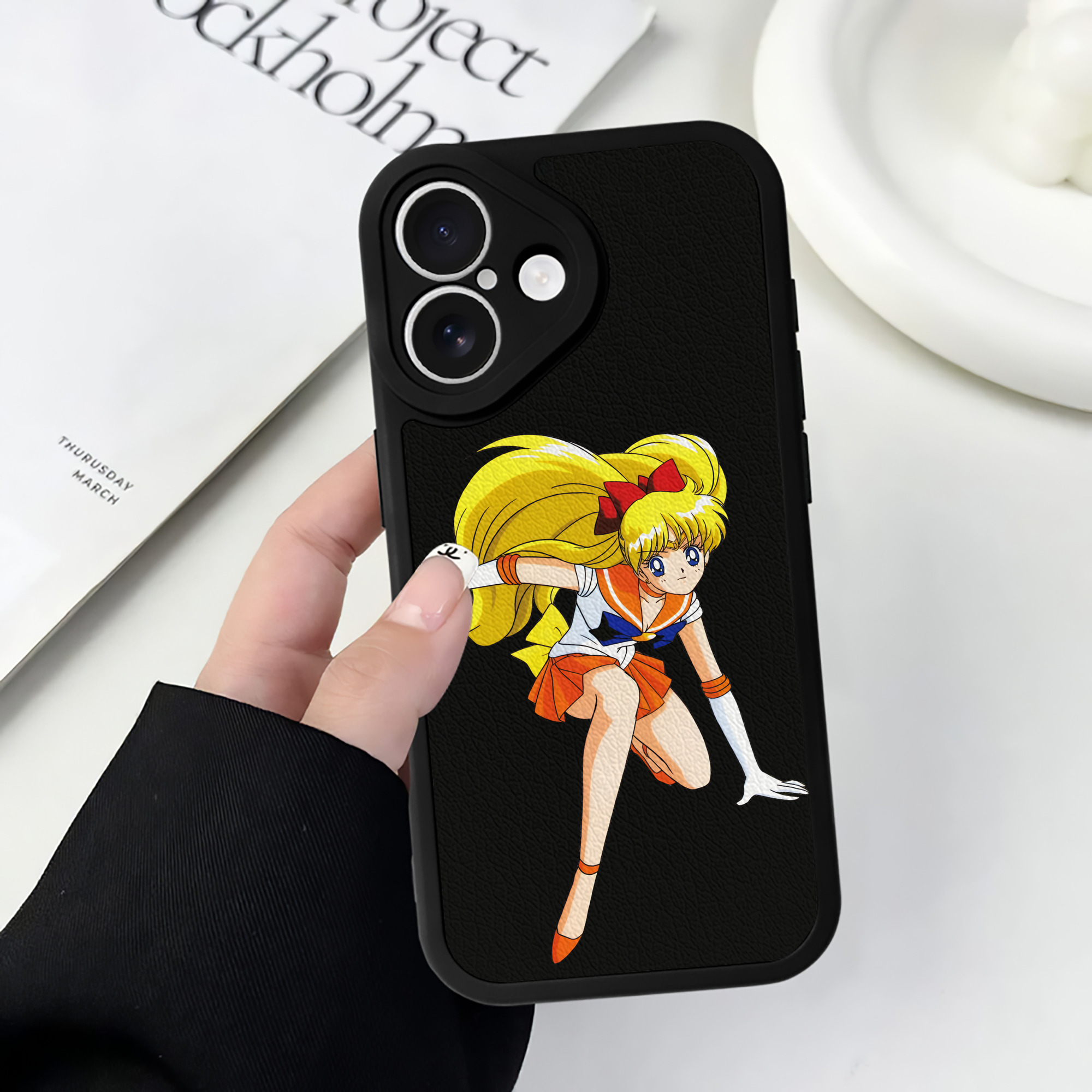（画像用） 美少女戦士セーラームーン 愛野 美奈子 あいの みなこ Sailor Moon Aino Minako 【iPhone 16シリーズ対応】シリコンスマホケース（レザー調） 材質：シリコン